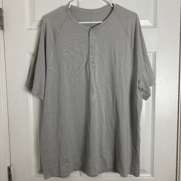 Lululemon Athletic Lightweight Henley Gray Short Sleeve Shirt Men Size 2XL - Picture 1 of 6
